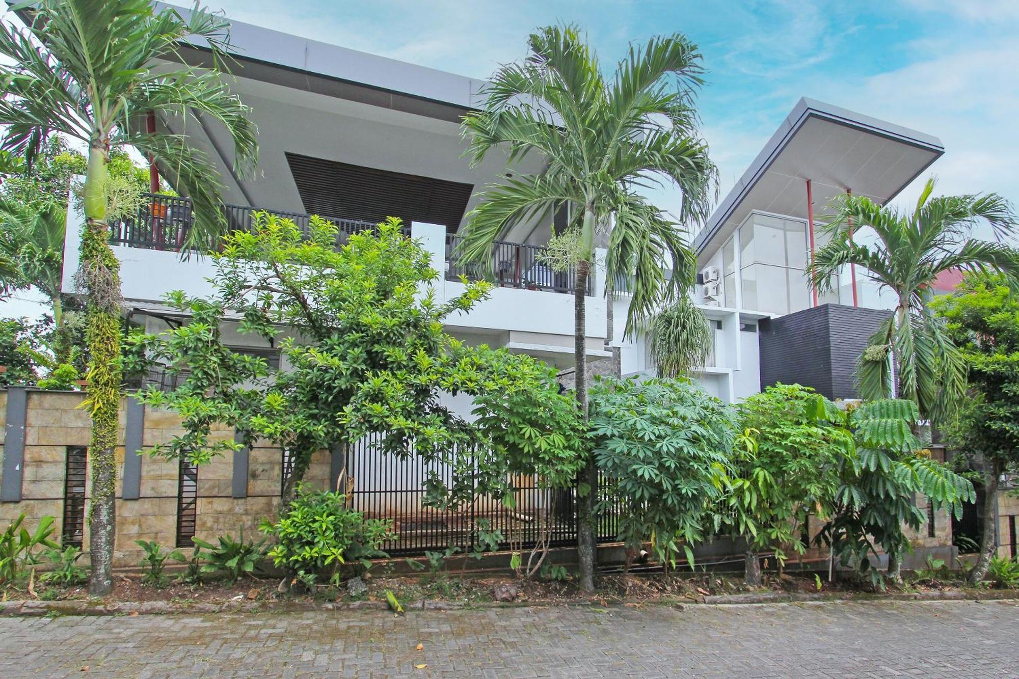 Super Oyo Capital O 91665 D'Prof Exclusive Guesthouse Semarang Exterior photo